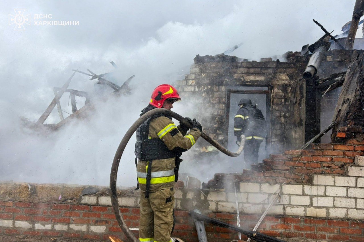Одна людина загинула, двоє поранені: ворожі БпЛА атакували житлові квартали Харківщини